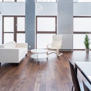 Fotel w salonie - poznaj zalety takiego rozwiązania