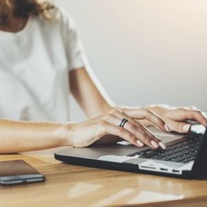 Jak dbać o kręgosłup podczas pracy przy komputerze?
