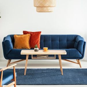 Sofa w intensywnym kolorze oraz wszystko, co powinieneś wiedzieć na jej temat