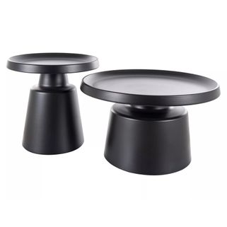 Zestaw stolików kawowych RODOS - czarny Wymiary: - większy stolik: śred. 70 cm / wys. 39 cm - mniejszy stolik: śred. 50 cm / wys. 48 cm Materiał: metal...