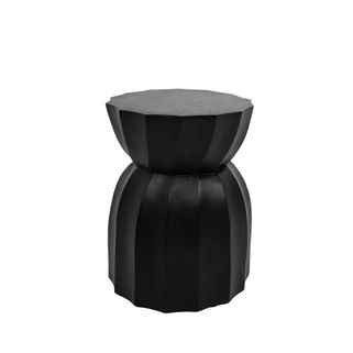 Stolik boczny drewniany ROLLING - czarny Nowoczesny design i elegancja — doskonałe połączenie stylu i funkcjonalności. Stolik wykonany z drewna mango,...