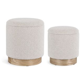 Zoya Light Grey to nowoczesny zestaw w jasnym kolorze, składający się z dwóch puf. Pufy posiadają schowek. Rama wykonana jest z płyty Mdf i sklejki i...