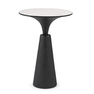 Rondel to mały, elegancki stolik. Doskonały do salonu, przedpokoju czy sypialni. Został wykonany z metalu, posiada marmurowy blat.Prezentowany produkt...