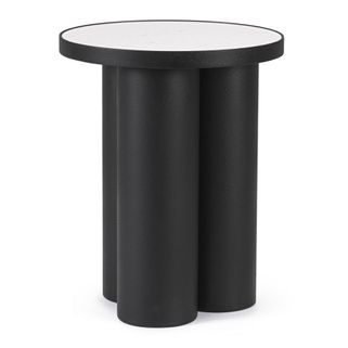 Rondel to mały, elegancki stolik. Doskonały do salonu, przedpokoju czy sypialni. Został wykonany z metalu, posiada marmurowy blat.Prezentowany produkt...