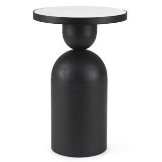 Rondel to mały, elegancki stolik. Doskonały do salonu, przedpokoju czy sypialni. Został wykonany z metalu, posiada marmurowy blat.Prezentowany produkt...