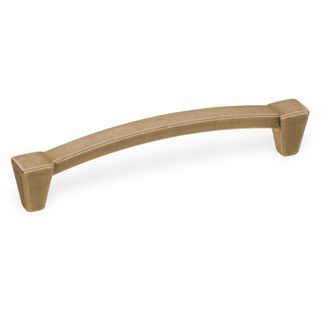 Uchwyt 2366 - mosiądz patynowany / rozstaw 128 mm   Wymiary: - długość: 143 mm - rozstaw otworów: 128 mm   Materiał: metal   Kolor pokrycia: mosiądz...