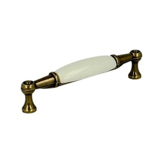 Uchwyt ROMANA 1699 - stary mosiądz, jasnobeżowa gładka porcelana / rozstaw 96 mm  Wymiary:- długość całkowita: 107 mm - rozstaw otworów: 96 mm...