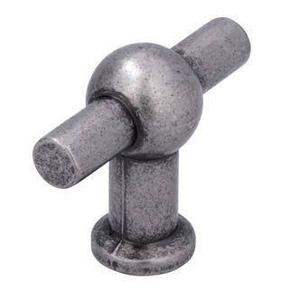 Gałka DRUCKGUSS 2011 - efekt cyny / 50 mm Wymiary:- szerokość: 50 mm- głębokość: 40 mm- wysokość: 20 mm Materiał: metal Kolor pokrycia: efekt...