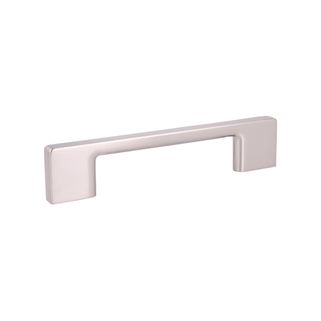Uchwyt UN73 - nikiel szczotkowany / rozstaw 96 mm   Wymiary: - długość całkowita: 130 mm - rozstaw otworów: 96 mm   Materiał: metal   Kolor pokrycia:...