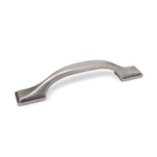 Uchwyt FANGIO 15090 - stara stal / rozstaw 128 mm    Wymiary: - długość całkowita: 178 mm - rozstaw otworów: 128 mm   Materiał: metal (stop cynku i...