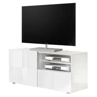 Biała szafka RTV DAMA 121 cm to mebel wykonany z płyty meblowej pokrytej ozdobną folią w połysku. Szafka pod telewizor DAMA biała 121 cm należy do...