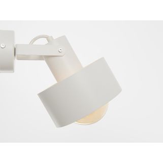 Kolekcję lamp Fay stworzono pod wspólnym mianownikiem elegancji w duchu modernizmu. Lampy dostępne są w dwóch wersjach kolorystycznych - czerni i bieli....