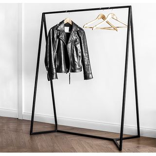 Wieszak do przedpokoju loft RUDE to ponadczasowy, minimalistyczny i niezwykle funkcjonalny design nawiązujący do podstawy stołów z autorskiej kolekcji RUDE...