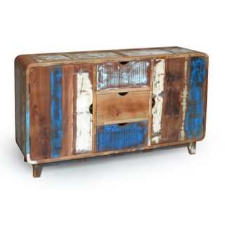 Drewniana komoda z kolekcji Retro to mebel, który w procesie produkcji został wykonany z drewna z odzysku, dzięki czemu widoczne są na nim odmienne tekstury...