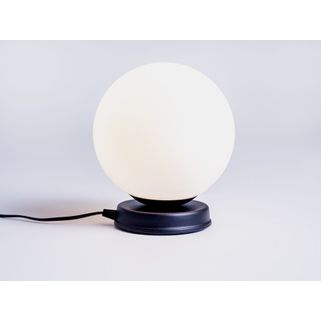 Lampa Manen to świetny przykład na to, że nawet z tak prostej i zdawałoby się niepozornej formy, jaką jest kula, można stworzyć arcydzieło designu....
