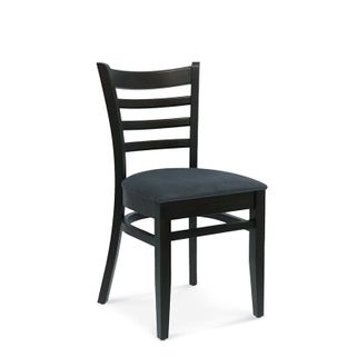 Współczesna interpretacja klasycznego krzesło Bistro 1. Oparcie tworzą poziome płaskie listwy drewniane, dzięki czemu design formy stał się bardziej...