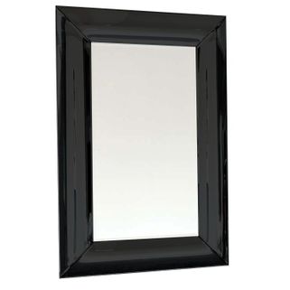 Nowoczesne, eleganckie lustro wykonane z giętego, fazowanego szkła w wytwornej czarnej, lustrzanej ramie. Minimalistyczny design sprawia, że ten model...