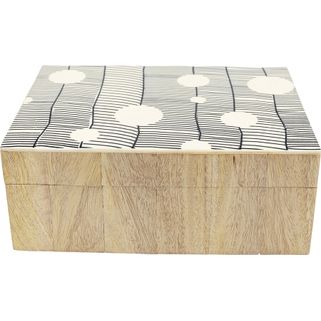 Wymiary: - szerokość: 20 cm - głębokość: 14,5 cm - wysokość: 7,5 cm   Waga: 0,62 kg   Materiał: - płyta MDF - polirezyna   Kolor: naturalny  ...
