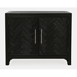 Elegancka komoda w kolorze czarnym, z drzwiami z intarsją posiada niejednolitą strukturę oraz postarzenia w postaci przetarć. Prosty design przełamany jest...