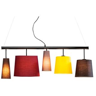 Po co tylko jedna lampa, skoro można mieć pięć na raz? Ale to tylko jedna z zalet uroczo ekstrawaganckiej lampy wiszącej Parecchi. Kolejną zaletą jest...