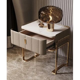 Ten stolik nocny w stylu glamour to kolejna propozycja kierowana do fanów luksusowego designu. Wyrafinowana forma, elegancka kolorystyka, a do tego ekskluzywne...
