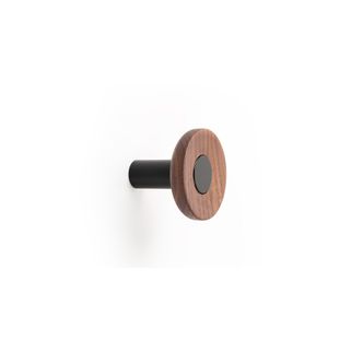Wieszak ZOOT 7001 - czarny mat / orzech / fi 60 mm Zoot to okrągły wieszak ścienny, który pełni funkcję elementu dekoracyjnego w różnych przestrzeniach...