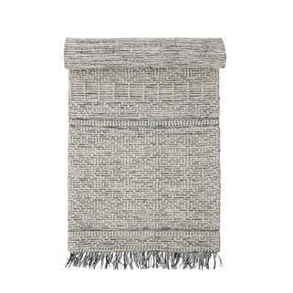 Chodnik Maisy marki Creative Collection jest wykonany z bawełny i ma piękny czarno-naturalny odcień, który wprowadza przytulną atmosferę do wystroju domu....