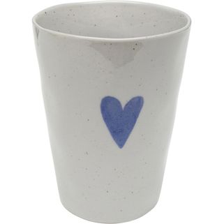 Kubek CUORI 350 ml - biały Wymiary: - średnica: 9,2 cm - wysokość: 11,9 cm - pojemność: 350 ml Materiał: - kamionka szkliwiona - druk cyfrowy Informacje...