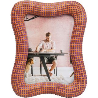 Ramka na zdjęcia WAVY 13x18 - pomarańczowy Wymiary: - szerokość: 18 cm - głębokość: 2,5 cm - wysokość: 23 cm - zdjęcie: 13 x 18 cm Materiał:  -...