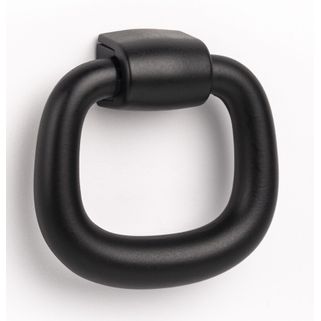 Kołatka PENDANT - czarny mat / szerokość 39.3 mm Zaprojektowany przez Franka Persona, uchwyt w kształcie pierścienia Pendant ma wyraźnie zabytkowy design,...