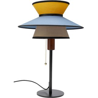 Lampa stołowa RIVA 49 - multikolor    Nie musisz robić remontu, jeśli chcesz wpuścić powiew świeżości do swoich czterech ścian. Odkryj wyrazisty...