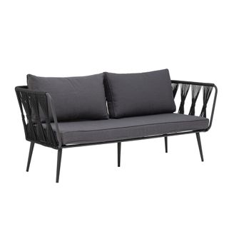 Sofa Pavone marki Bloomingville ma nordycki wygląd i piękne detale. Wykonana jest z malowanego proszkowo czarnego metalu z czarną poliestrową liną ręcznie...