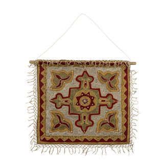 Dekoracja ścienna Mughal od Creative Collection to upcyklingowe dzieło sztuki tekstylnej, które przekształca tradycyjne indyjskie tkaniny podłogowe w...