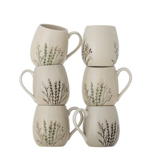 Zestaw 6 kubków BEA 400 ml - beżowy    Zestaw Bea firmy Bloomingville to piękne kubki z kamionki w naturalnych kolorach, z delikatnym motywem kwiatowym...