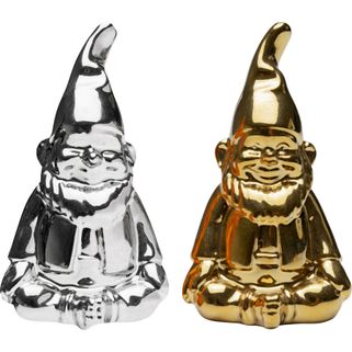 Solniczka i pieprzniczka GNOME - srebrny / złoty Wymiary: - szerokość: 5 cm - głębokość: 4 cm - wysokość: 8 cm Materiał: porcelana szkliwiona...