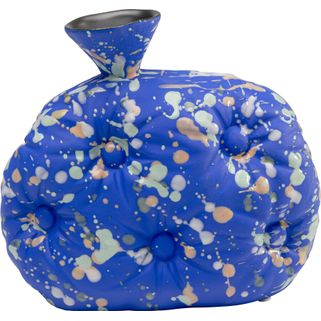 Wazon COLORE BLOB 22 cm - niebieski Wymiary: - szerokość: 20 cm - głębokość: 11 cm - wysokość: 22 cm Materiał: kamionka szkliwiona Informacje...