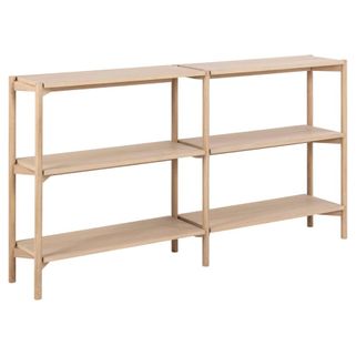 Regał BRAIDWOOD w kolorze bielonego dębu to designerski mebel do Twojego wnętrza. Ten niski, szeroki regał został wyposażony w sześć półek,...