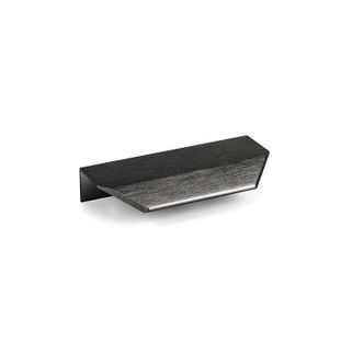 Uchwyt listwowy VANN 0375 - czarny tytan / rozstaw 64 mm Vann to aluminiowy uchwyt profilowy o prostych, nowoczesnych liniach. Jego lekko pochylony przedni...