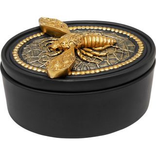 Pojemnik dekoracyjny HORNET - czarny / złoty Wymiary: - szerokość: 15 cm - głębokość: 11,5 cm - wysokość: 8 cm Materiał: polirezyna Informacje...