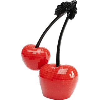 Dekoracja CHERRIES 16 cm - czerwony Wymiary: - szerokość: 16 cm - głębokość: 9 cm - wysokość: 25 cm Materiał:  - szkło - polirezyna Waga: 0,6 kg