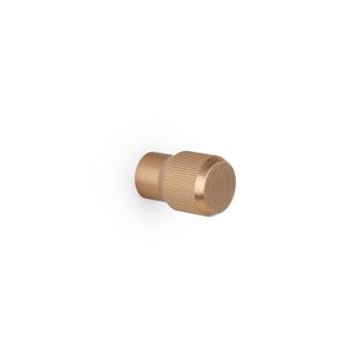 Gałka BROOKLYN 0676 - mosiądz cava szczotkowany / fi 20 mm   Gałka meblowa Brooklyn to elegancki i nowoczesny element wykończeniowy, wykonany z wysokiej...