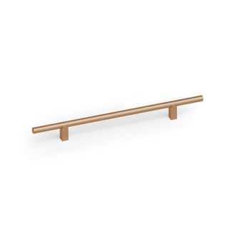 Uchwyt NEXX 0726 - mosiądz cava szczotkowany / rozstaw 320 mm Okrągły profil aluminiowego uchwytu Kumo, wsparty na delikatnie wysuniętych nóżkach, tworzy...