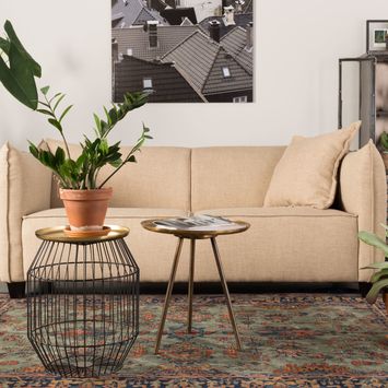 Wygodna sofa w towarzystwie modnych stolików