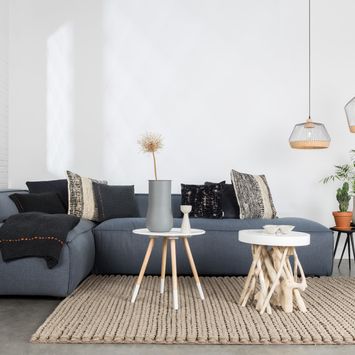 Minimalistyczny narożnik w ciemnoszarej odsłonie