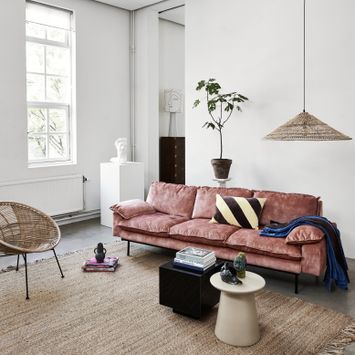 Salon z różową sofą