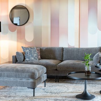Szara sofa w salonie