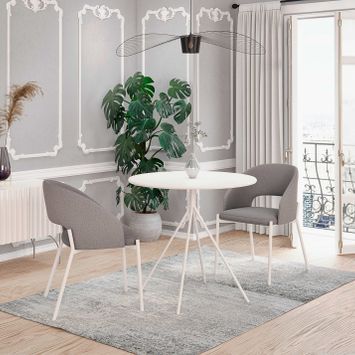 Lekki stół w jasnym salonie