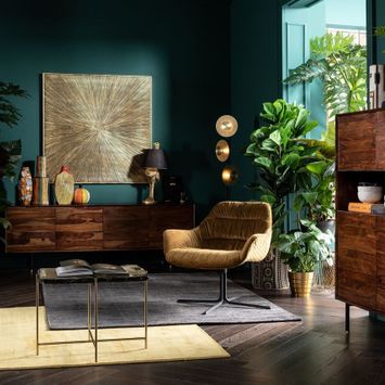 Ciemne meble w designerskim salonie