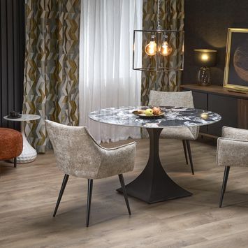 Glamour w ciemnym salonie