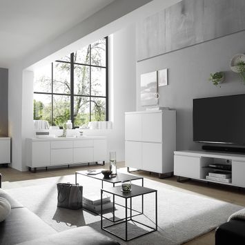 Minimalistyczne meble w loftowym salonie
